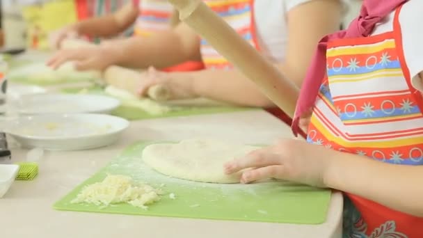Les enfants travaillent avec de la pâte — Video