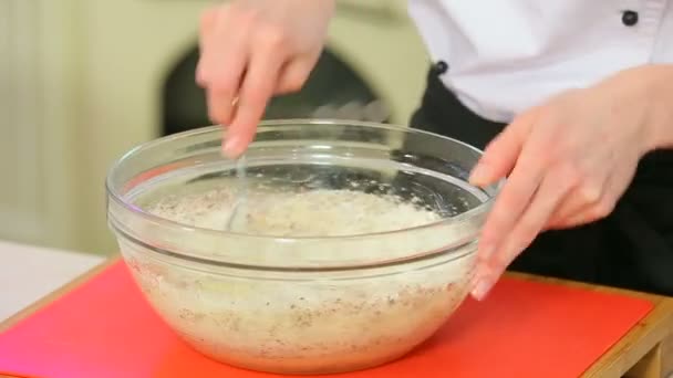 Cheff sta facendo la pasta in una ciotola di vetro — Video Stock