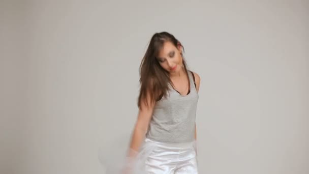 Молодая танцующая девушка — стоковое видео