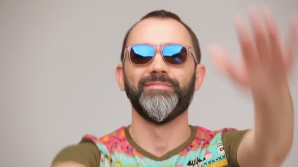 Homme barbu adulte en lunettes de soleil posant — Video