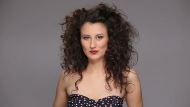 Genç esmer, uzun kahverengi kıvırcık saçlı dans eden