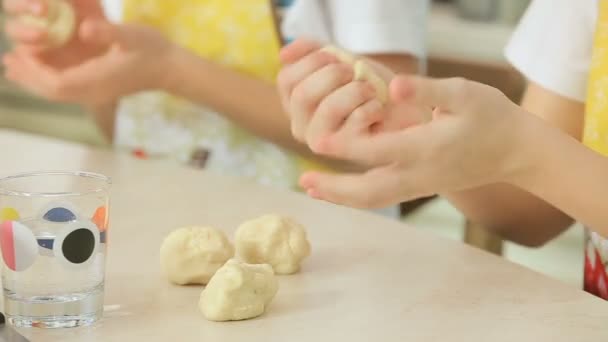 Los niños trabajan con masa — Vídeo de stock