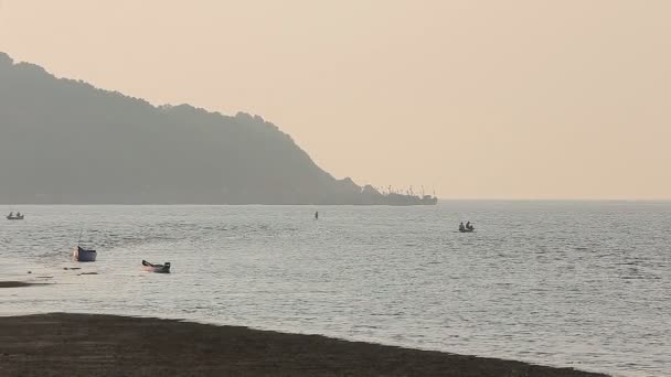 Misty paesaggio marino tropicale con barche e silhouette pescatori — Video Stock