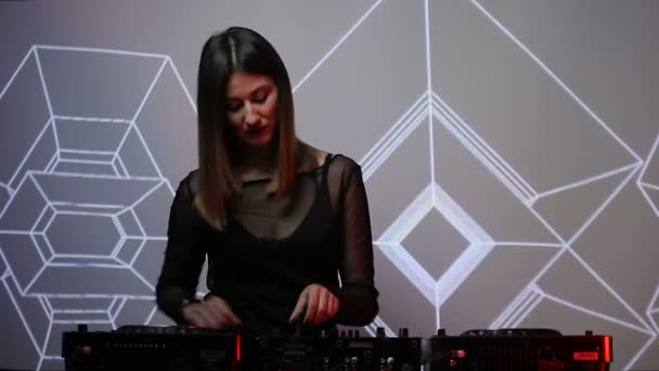 DJ menina em decks no clube — Vídeo de Stock