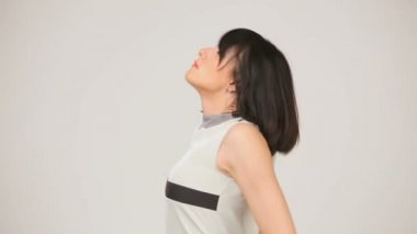 Genç esmer gülümseyen ve dans