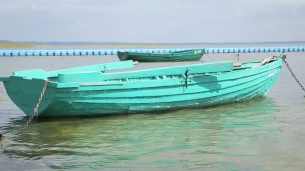 Barcos Fisher atracados em uma margem do lago — Vídeo de Stock