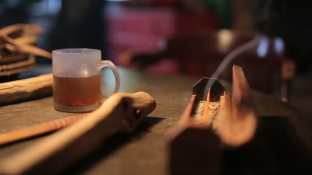 Šálek horkého čaje na dřevěný stůl — Stock video