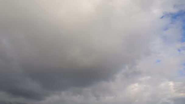 Le ciel bleu se transforme en nuages orageux sombres 