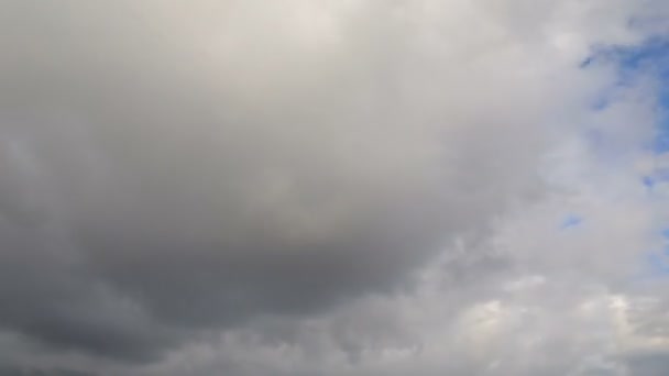 Blauer Himmel verwandelt sich in dunkle, stürmische Wolken — Stockvideo