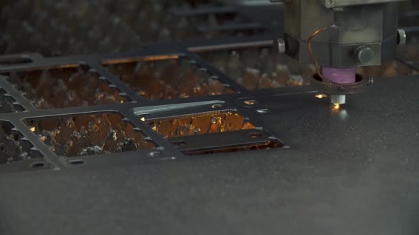 Lámina de metal de corte por láser con destellos brillantes — Vídeos de Stock