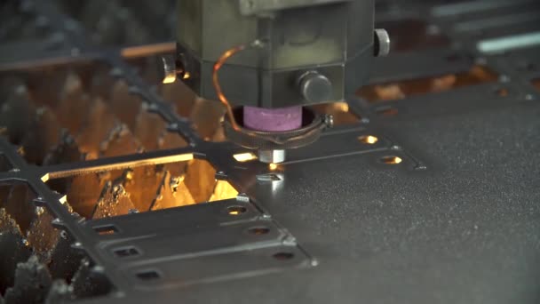 Laserschneiden von Blechen mit hellem Glanz — Stockvideo