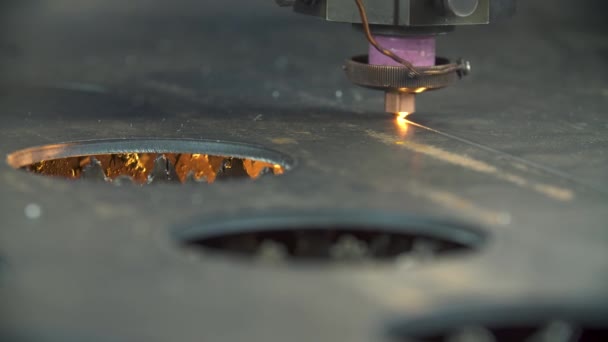 Lámina de metal de corte por láser con destellos brillantes — Vídeo de stock