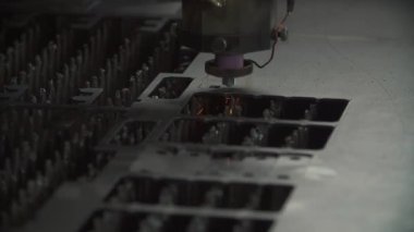 Parlak kıvılcımlarla metal kesen lazer.