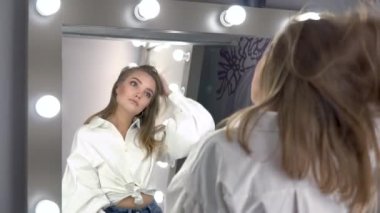 Sandalyede oturan bir fotoğrafa poz veren rahat bir model.