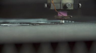 Parlak kıvılcımlarla metal kesen lazer.