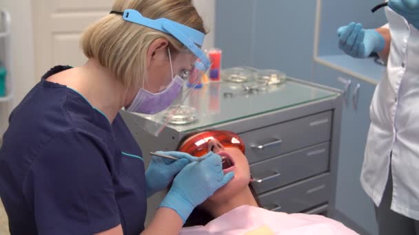 Dentysta w pracy z asystentką — Wideo stockowe