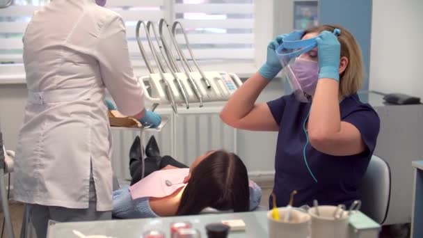 Kvinnlig tandläkare på jobbet med assistent — Stockvideo