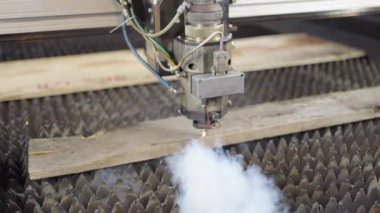 Endüstriyel CNC lazer kesme makinesi tahta parçaları kesiyor