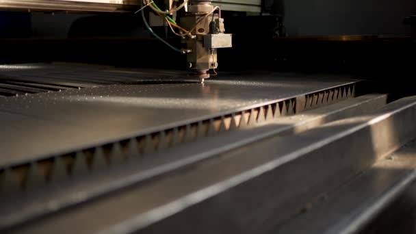 Máquina de corte a laser CNC industrial corta folha de metal — Vídeo de Stock