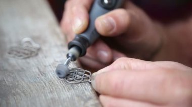 Değirmeni ile gümüş küpe parlatma Goldsmith
