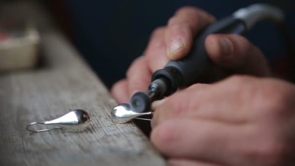Goldsmith polering Silver örhänge med kvarn — Stockvideo
