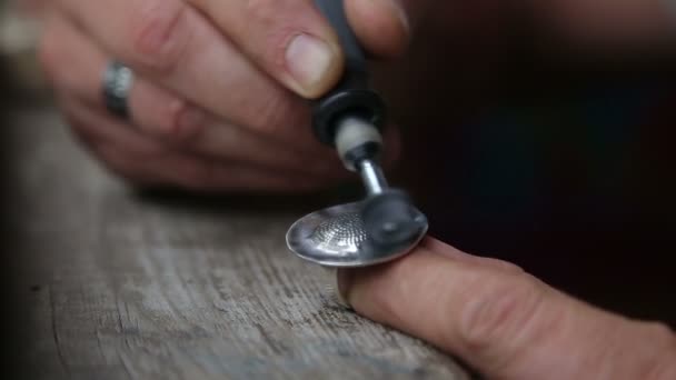 Goldsmith Polishing Silver Rring with Grinder — Stock Video