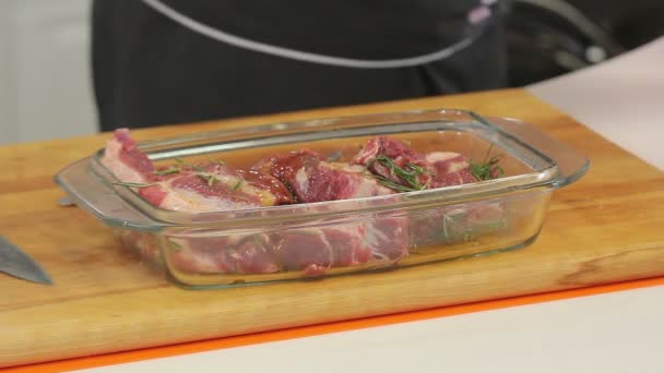 Šéfkuchař je marinování vyřezávaného masa pro steak — Stock video