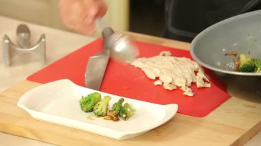 Sıcak salata brokoli ve tavuk ile hizmet veren aşçı