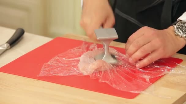 Chef-kok kloppend kipfilet met vlees Tenderizer — Stockvideo