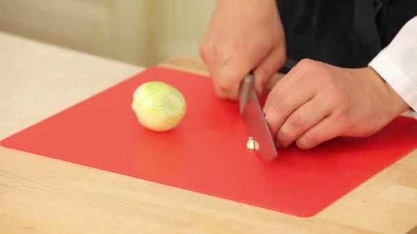 Σεφ μπριζόλες σκόρδο και κρεμμύδι στην κουζίνα — Αρχείο Βίντεο