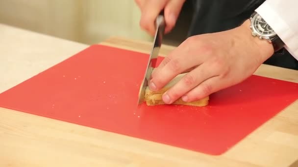 Chef Cortando Pan Blanco en Piezas para Cocinar Croutons — Vídeos de Stock