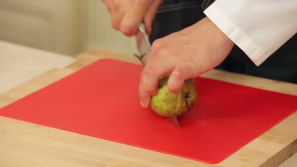 Szef kuchni cięcia i krojenia gruszka na cięcia pokładzie zbliżenie — Wideo stockowe