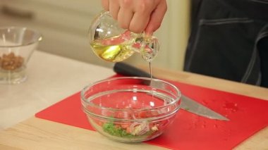 Şef Salting ve dökme zeytinyağı kase, taze kesilmiş sebzeler içine mi