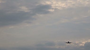 Uçak gökyüzü açılış