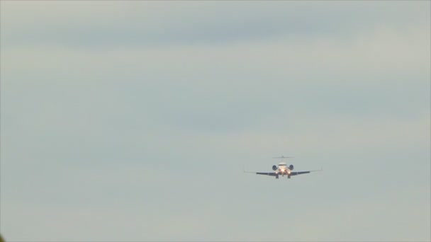 Avião no Sky Landing — Vídeo de Stock