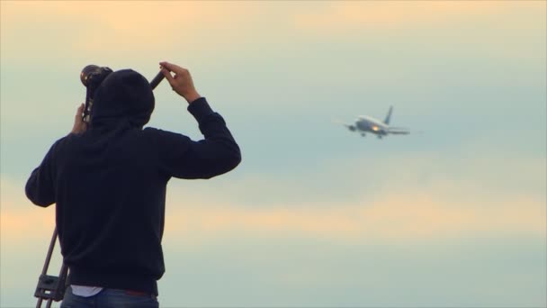 Flugzeug-Spotter schießt auf landendes Flugzeug — Stockvideo