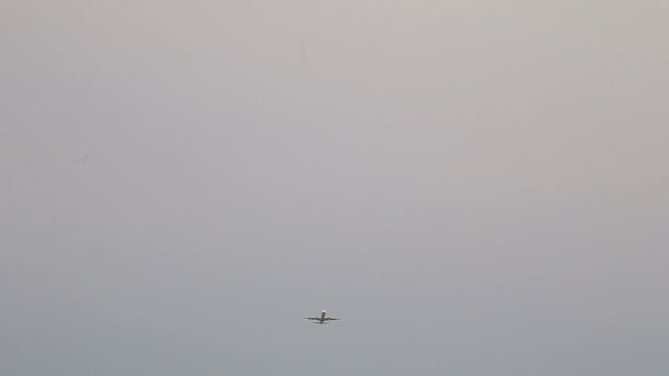 Avion dans le ciel après le décollage 