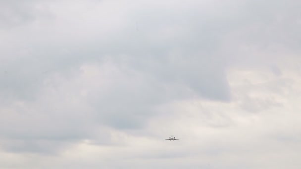飞机在天空降落 — 图库视频影像