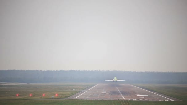 Avión despegue en el aeropuerto — Vídeos de Stock