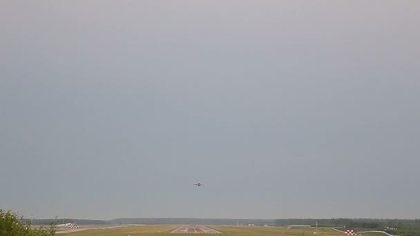 Descolagem do avião no aeroporto — Vídeo de Stock