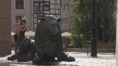 Gdansk, Polonya - 04.09.2024 - Gdansk Eski Kasabası 'nın renkli tarihi binaları ve bir yaz günü insanları