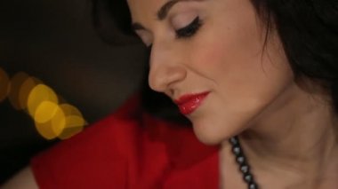 Kırmızı elbiseli bir mum ve ayna masada buz erime oynamaya güzel esmer