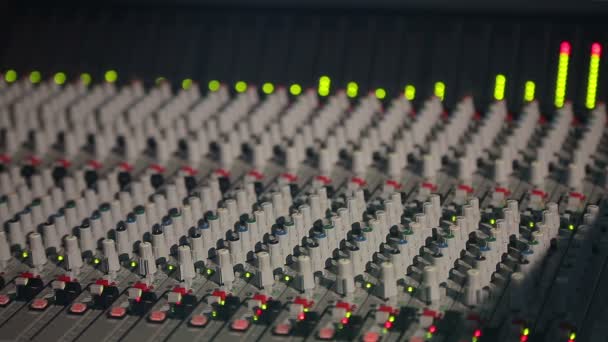 Equipamento de estúdio profissional com controlador de som e equalizador — Vídeo de Stock