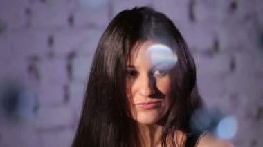 Güzellik yong esmer kadın rahat akşam vakit geçiriyor