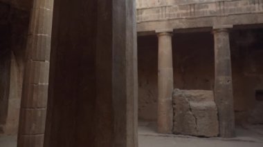 Yunanistan 'da güneşli bir günde antik Yunan harabelerinin yer aldığı arkeoloji sahası