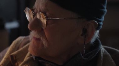 Kronik engelli yaşlı yetişkin tekerlekli sandalyede oturan bilgisayarla çalışıyor.