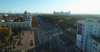 Minsk, Belarus - 10.2018 İnsansız Hava Aracı uçuşu Minsk 'in merkezinde güneşli bir sabah