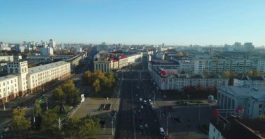 Minsk, Belarus - 10.2018 İnsansız Hava Aracı uçuşu Minsk 'in merkezinde güneşli bir sabah