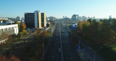 Minsk, Belarus - 10.2018 İnsansız Hava Aracı uçuşu Minsk 'in merkezinde güneşli bir sabah