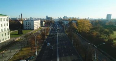 Minsk, Belarus - 10.2018 İnsansız Hava Aracı uçuşu Minsk 'in merkezinde güneşli bir sabah